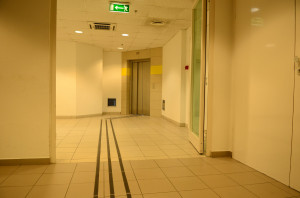 3. emeleti lift kijárat vezetősávval