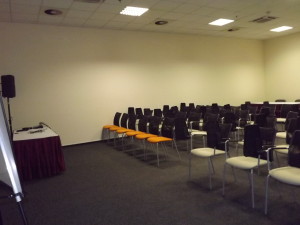 7-es konferencia terem színes székekkel