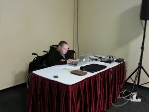 Tóth Zoltán etikk kollega előkészíti a rendezvényt számítógép elött ül