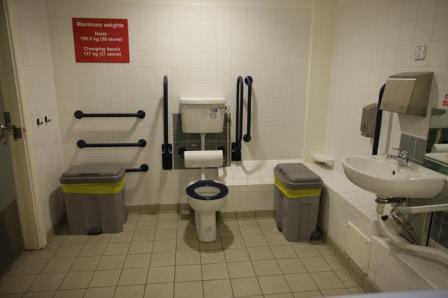 sok kapaszkodóval felszerelt akadálymentes wc