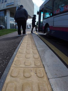 taktilis burkolat buszmegállónál