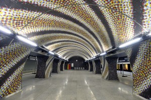 4-es metró egyik megállója belülről