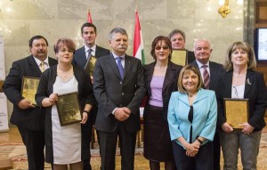 Budapest, 2016. április 8. Kövér László, az Országgyûlés elnöke (b4) a díjazott kerületek, illetve települések képviselõivel, balról jobbra: Csányi László, Mórahalom alpolgármestere, Schilling Judit, a Dunaújvárosi önkormányzat esélyegyenlõségi referense, Kocsis Máté, Józsefváros polgármestere, Fodor Ágnes, a Fogyatékos Emberek Szervezeti Tanácsának (FESZT) alelnöke, Fördõs Attila, váci polgármester, Földesi Erzsébet, a Fogyatékos Emberek Szervezetei Tanácsának elnöke, Hajdu László, XV. kerületi polgármester és Holopné Schramek Kornélia, XIII. kerületi alpolgármester, a díjazott kerületek, illetve települések képviselõi a FESZT által alapított Befogadó magyar település díjak átadási ünnepségén a Parlamentben 2016. április 8-án.