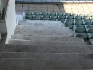 egyenetlen felületű és mélységű lépcsőfokok, korlát nélkül balesetveszély a lelátótéri lépcsőknél