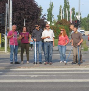 látássérültséget gyakorolják az épek egy zebrás átkelőnél