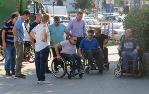 nagyon meredek emelkedőn való feljutás bemutatása gyakorlott kerekesszékes kollega által